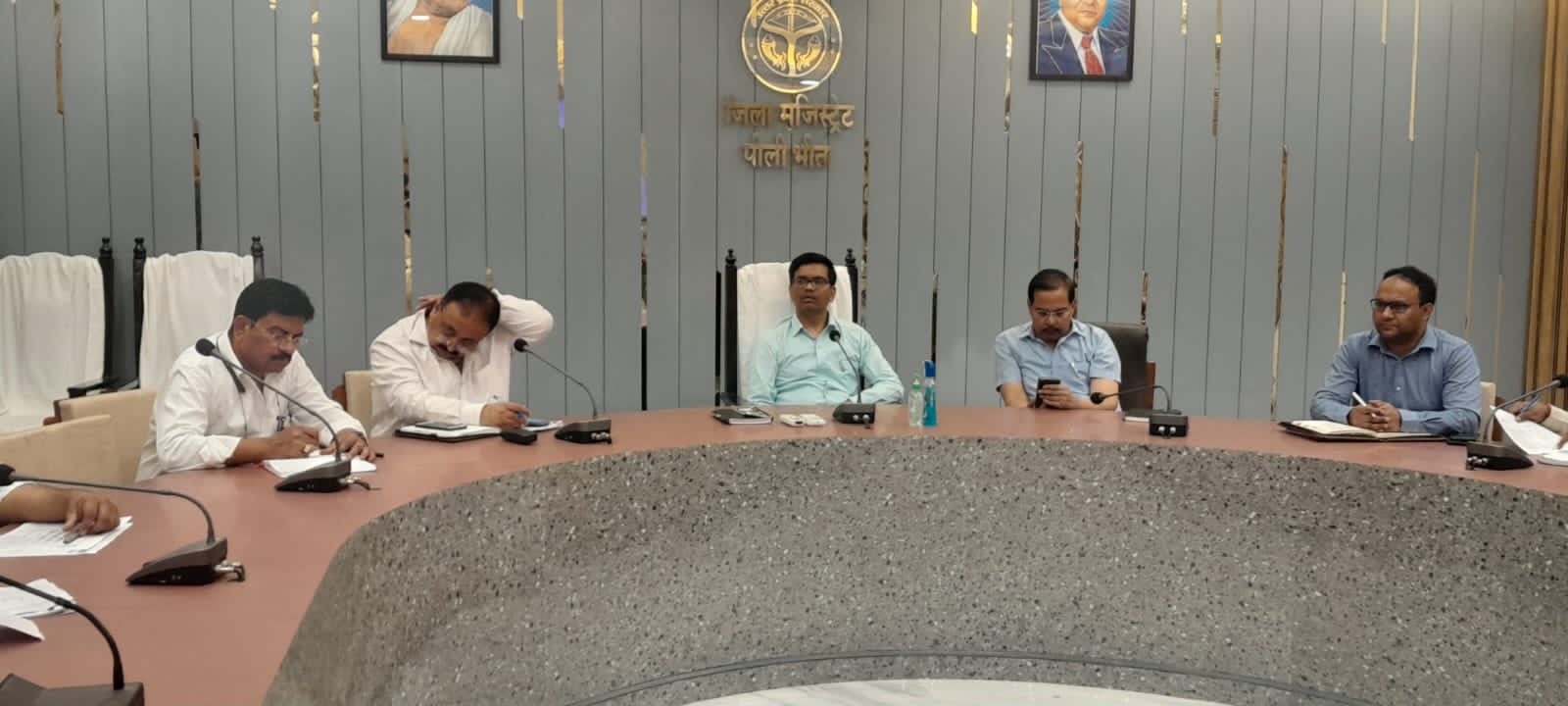 पीलीभीत: जिलाधिकारी की अध्यक्षता में गोल्डन कार्ड की प्रगति सम्बन्धी बैठक सम्पन्न।