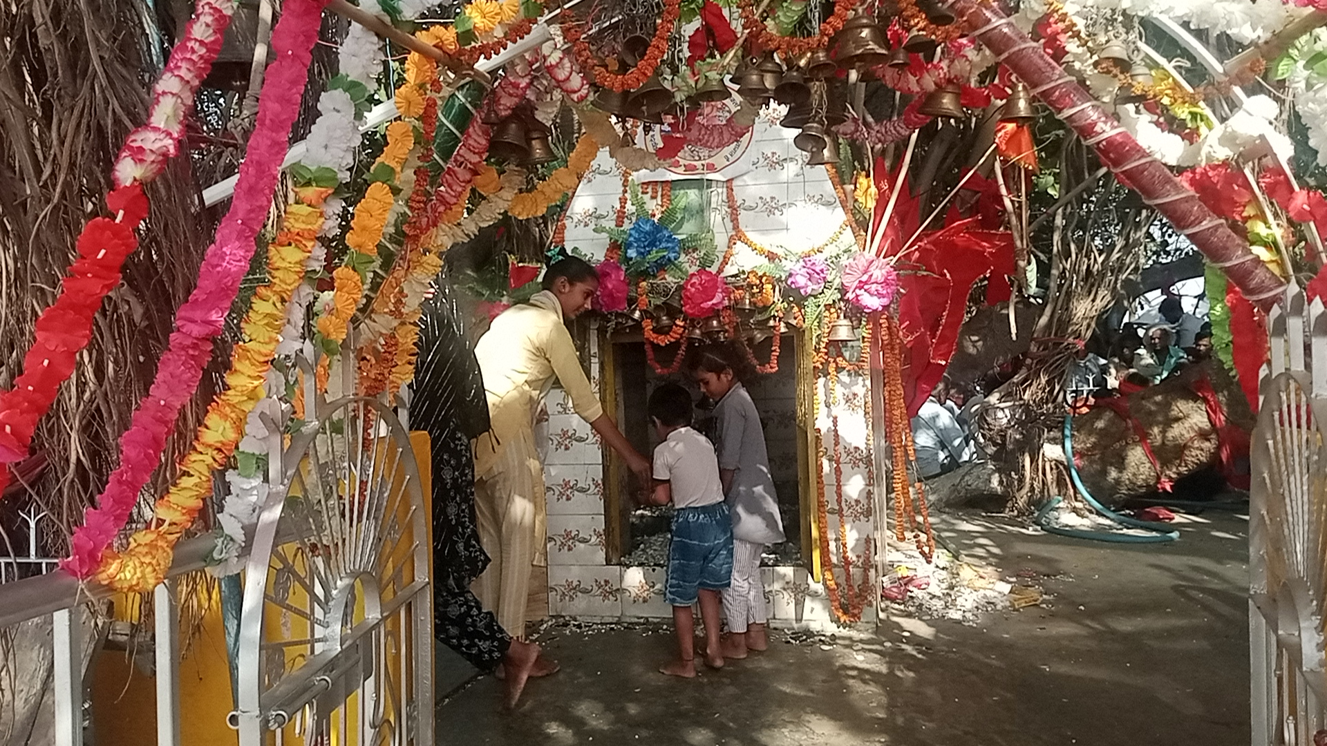 बरेली - सिरौली थाना क्षेत्र के ग्राम चकरपुर गही में ब्रह्मदेव के मंदिर पर लगे मेले की है कुछ खास विशेषताएं।
