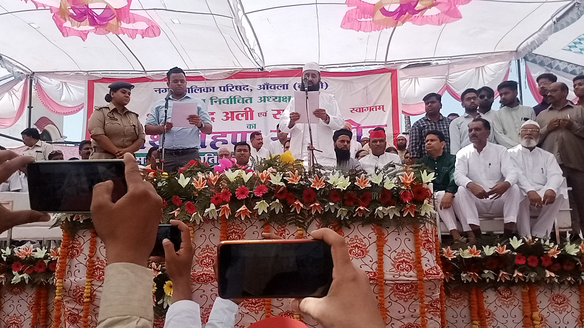 बरेली - नवनिर्वाचित चेयरमैन आंवला सैयद आबिद अली को उपजिलाधिकारी आंवला गोविंद राम मौर्य ने दिलाई शपथ।