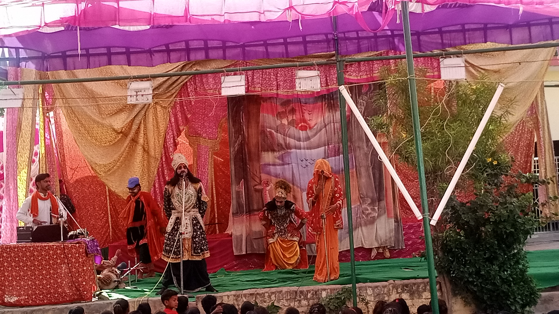बरेली - ग्राम बरसेर सिकंदरपुर पुराने शिव मंदिर पर चल रही रासलीला में दूसरे दिन देवकी की विदाई की मंचन किया गया।