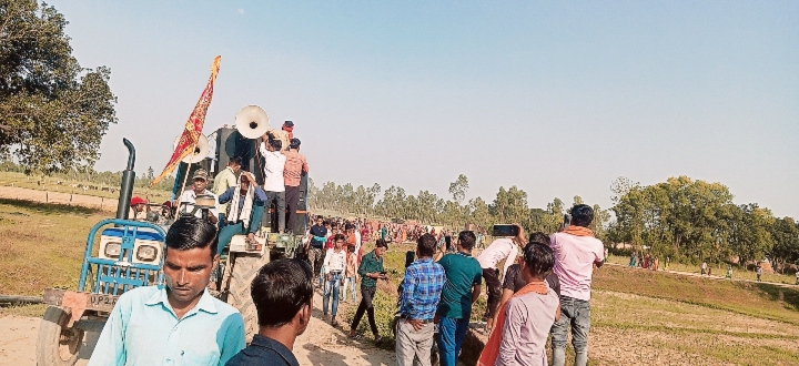 पीलीभीत: मरौरी ब्लाक के ग्राम मानपुर हटुआ से बुधवार की शाम को पूर्णागिरी धाम के लिए सुगमता पूर्वक रवाना हुई झंडी।