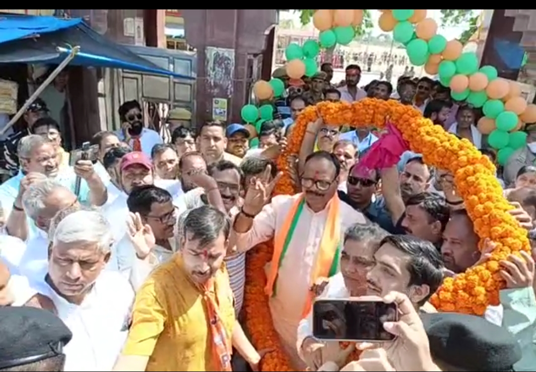 फर्रुखाबाद:मंगलवार को सूबे के उप मुख्यमंत्री बृजेश पाठक ने भाजपा प्रत्याशी के समर्थन मे रोड शो किया। उन्होंने दावा किया की निकाय चुनाव