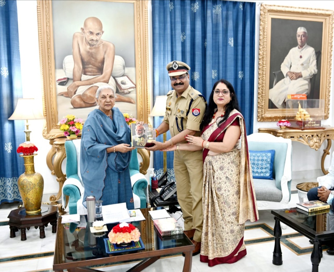 फर्रुखाबाद: उत्तर प्रदेश की राज्यपाल ने जेल अधीक्षक भीमसैन मुकुंद को सपत्नीक मोमेंटो एवम मोदी जी की एक किताब देकर किया सम्मानित