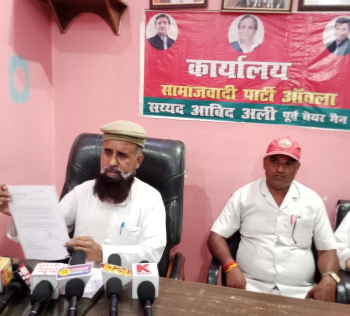 बरेली - आंवला नगर पालिका से समाजवादी पार्टी के प्रत्याशी सैयद आबिद अली ने निकाय चुनाव में गड़बड़ी को लेकर निर्वाचन आयोग से की शिकायत उसी को लेकर सपा प्रत्याशी ने की प्रेस कॉन्फ्रेंस।