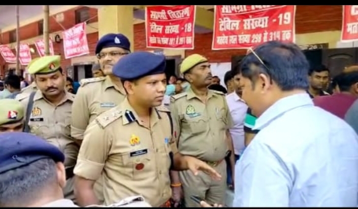 बरेली - ईवीएम में दव रहा कमल का बटन हंगामे के बाद मशीन को बदल बाया गया सपाइयों ने लगाया आरोप।