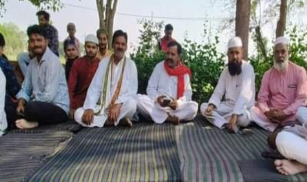 बरेली - काउंटिंग में गड़बड़ी ना हो इसीलिए 1 दिन पहले शाम को सपा प्रत्याशी ने स्ट्रांग रूम के बाहर डाला डेरा।