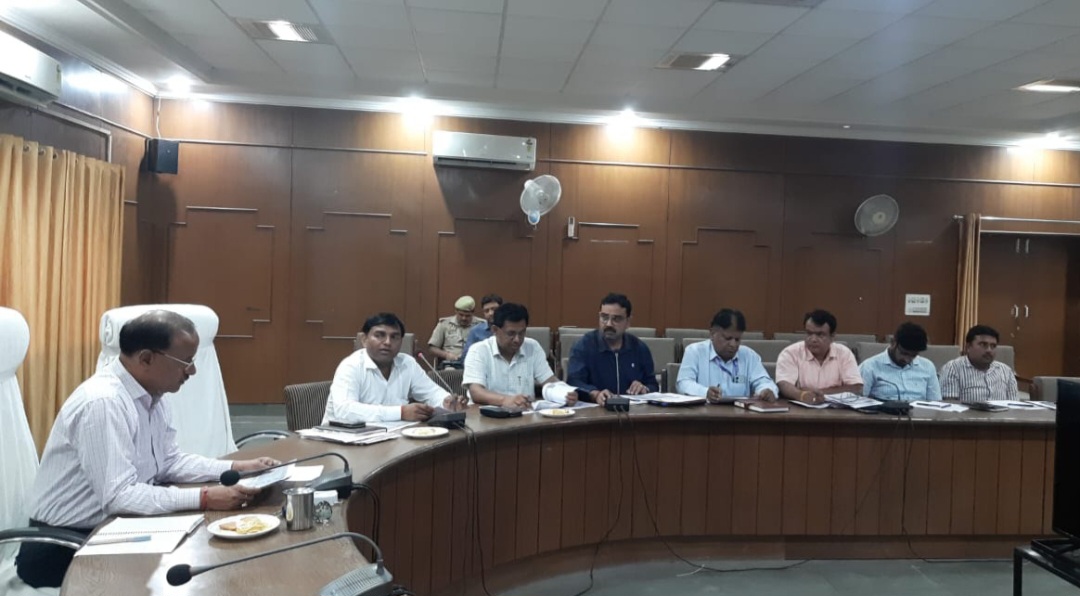 फर्रुखाबाद:डीएम की अध्यक्षता में पीएम स्वनिधि विषयक एक बैठक का आयोजन कलेक्ट्रेट सभागार में किया गया