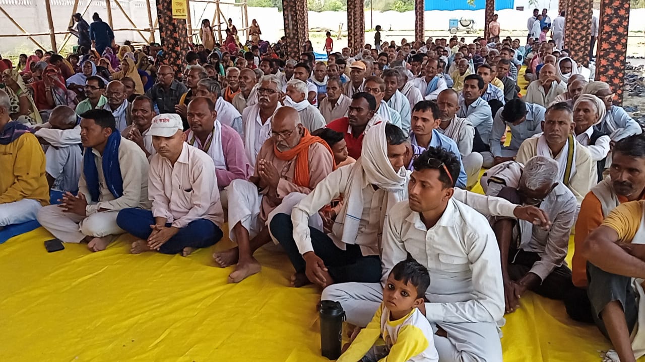 बांदा-संत रामपाल महाराज जी के द्वारा एल0ई0डी0 टीवी के माध्यम से सतसंग का आयोजन