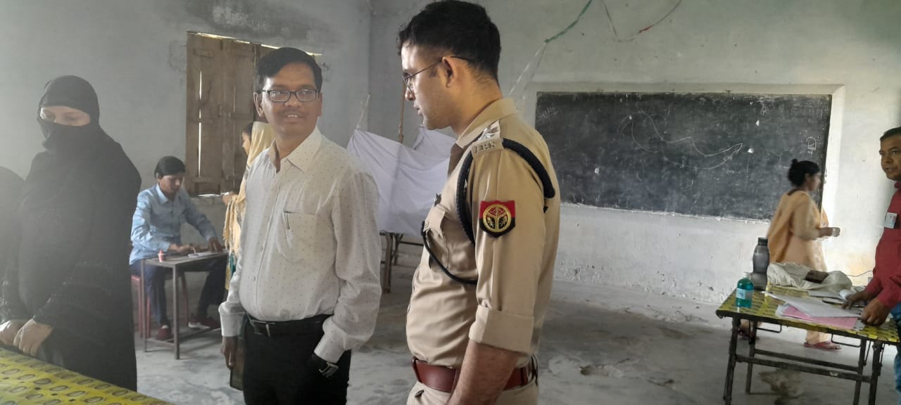 पीलीभीत:कड़ी सुरक्षा के बीच संपन्न हुआ मतदान, जिलाधिकारी /जिला निर्वाचन अधिकारी व पुलिस अधीक्षक ने लिया जायजा।