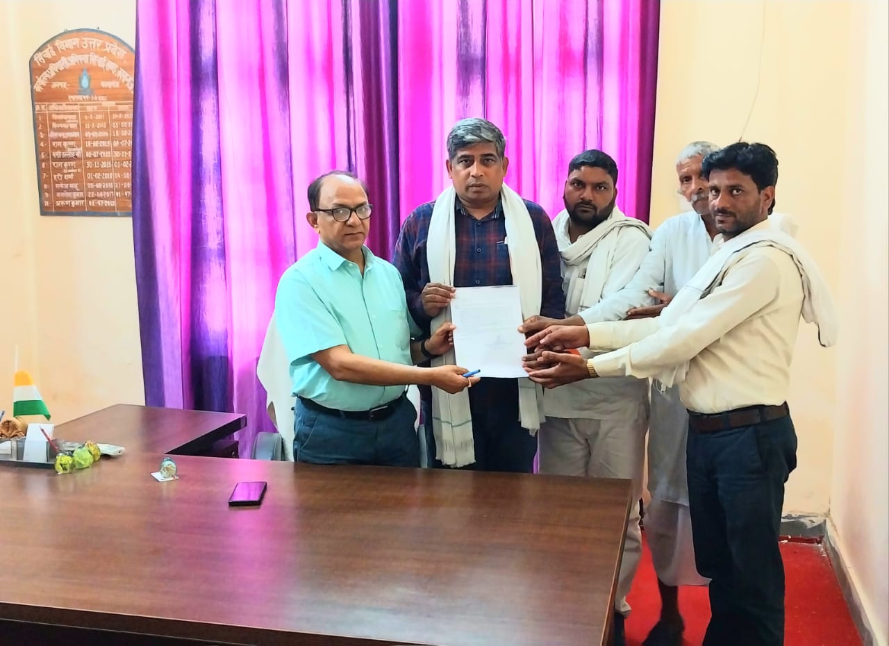 कासगंज के कलेक्ट्रेट पहुंच कर राष्ट्रीय प्रवक्ता अब्दुल हाफिज गांधी,प्रधान जसवीर शाक्य ,भीमसेन यादव ने बाड़ के समय होने बाली परेशानियों से अवगत कराया