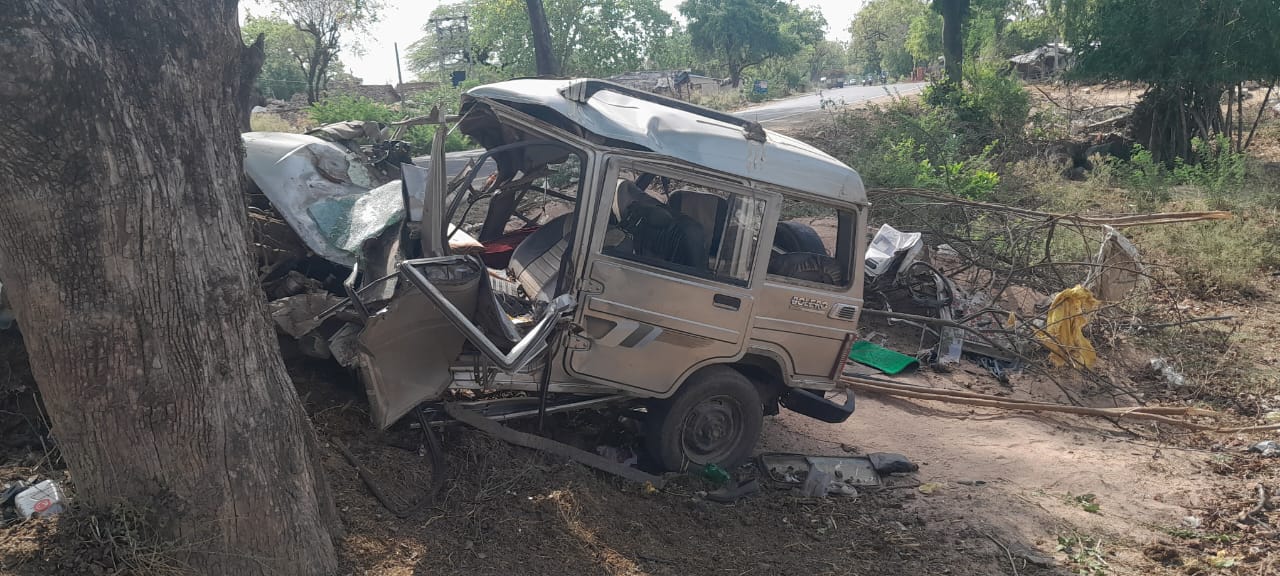 बांदा: बरात लेकर लौट रही बोलेरो पेड़ से टकराई, बोलेरो सवार सात में से चार की मौत, दो कानपुर के लिए रिफर, एक का जिला अस्पताल में इलाज चल रहा है