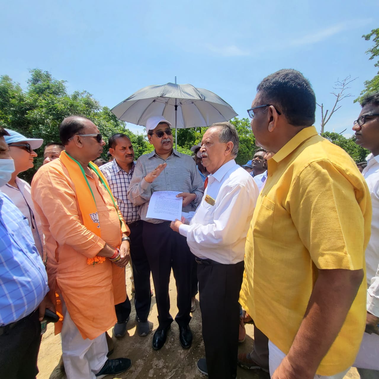 पीलीभीत :पूर्वोत्तर रेलवे महाप्रबंधक सीबी रमन ने रेलवे स्टेशन का निरीक्षण किया, उत्तर प्रदेश उद्योग व्यापार प्रतिनिधिमंडल के उपाध्यक्ष हंसराज गुलाटी के नेतृत्व में व्यापारी ने रेलवे की समस्या को लेकर ज्ञापन सौंपा।