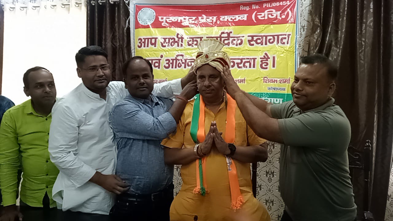 पीलीभीत: नव निर्वाचित चेयरमैन शैलेंद्र गुप्ता का पत्रकारों ने पगड़ी व फूल मालाएं पहनाकर स्वागत किया