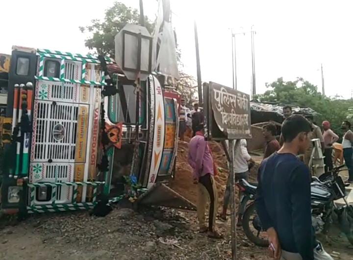 बांदा -शहर कोतवाली अंतर्गत के मवई बाईपास चौराहे पर एक ओवर‌लोड बालू से भरा ट्रक अनियंत्रित होकर एक दुकान के पास में पलट गया, हादसे में बाल बाल बचे वहां पर मौजूद लोग