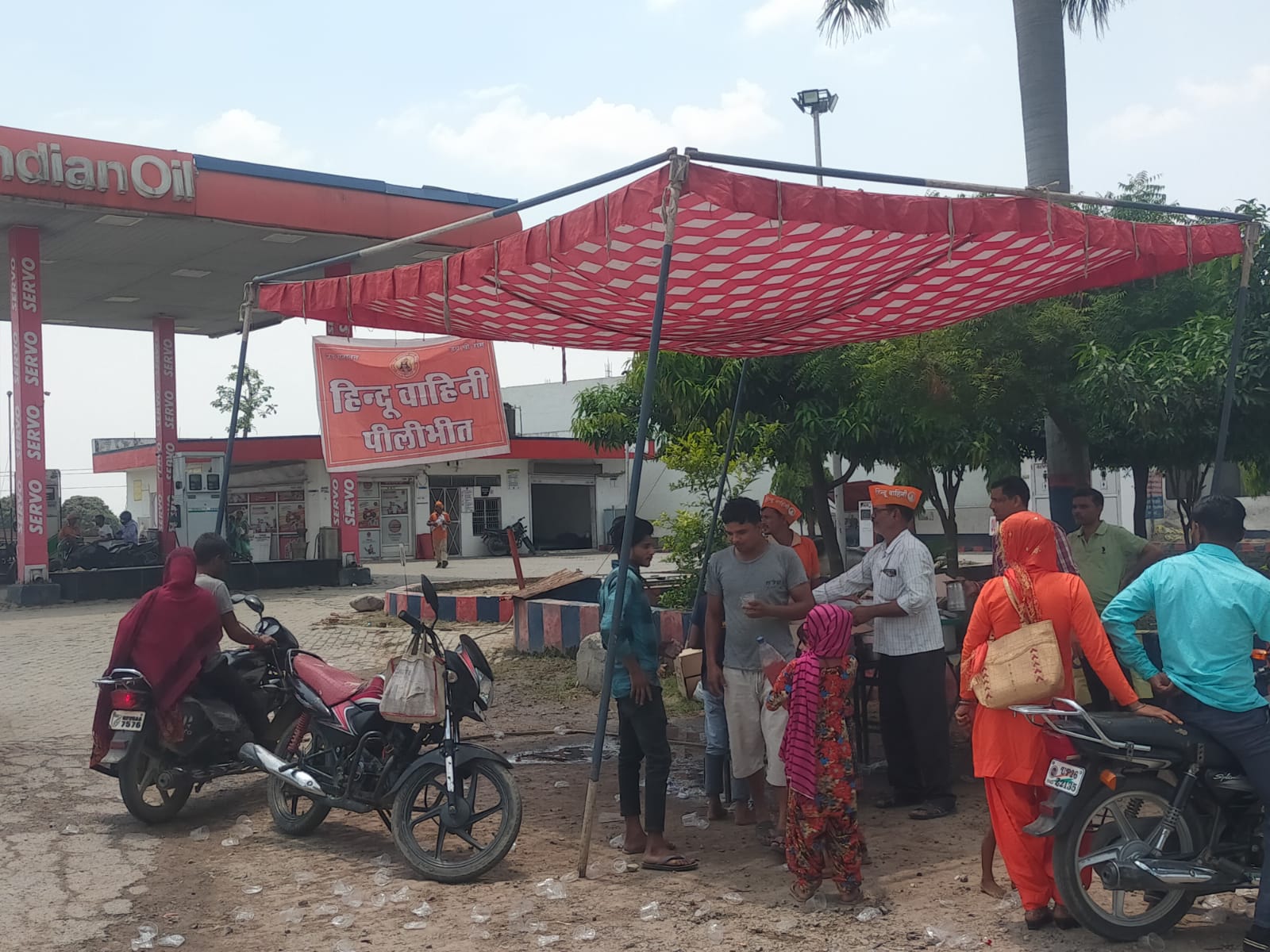 पीलीभीत:प्याऊ लगाकर वहां से निकलने वाले राहगीरों को शरबत पिलाया गया।