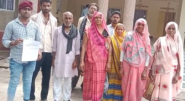 बांदा : जिला अधिकारी कार्यालय पहुंचे ग्रामीणों ने लगाई जिलाधिकारी से न्याय की गुहार