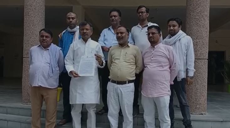 बांदा-पीडब्ल्यूडी प्रांतीय खंड में व्याप्त भ्रष्टाचार को लेकर शिकायतकर्ता सुशील त्रिवेदी ने जिलाधिकारी से की मुलाकात