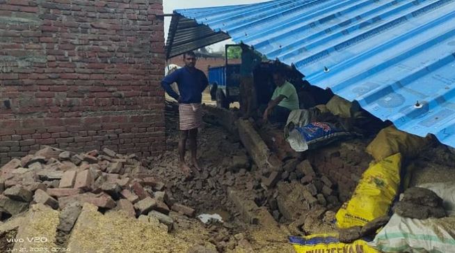 मैनपुरी में छबीलेपुर में बारिश से गिरी दीवार, मलबे में दबकर महिला की मौत, पति गंभीर