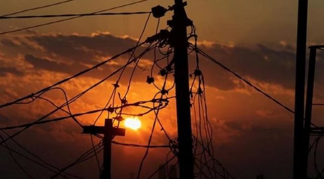 मैनपुरी : आंधी में 80 गांवों की बिजली हुई ठप, गर्मी में व्याकुल हुए ग्रामीण