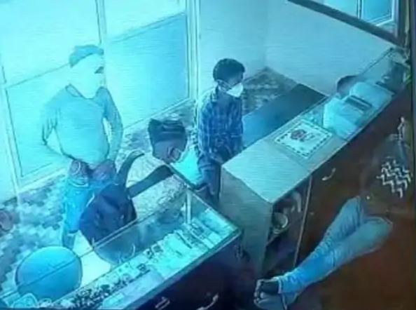 लखनऊ में तीन नाबालिग बदमाश गिरफ्तार:सर्राफा व्यवसायी की दुकान पर लूट की कोशिश