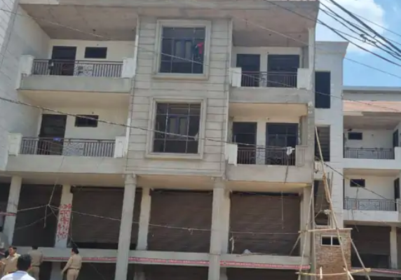 LDA ने इंदिरा नगर में दो शॉपिंग कॉम्पलेक्स व 58 रो-हाउस भवनों को किया सील