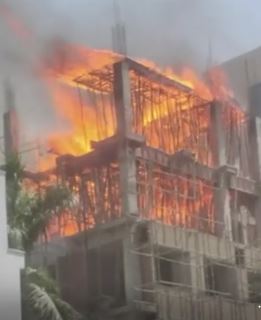 गुरुवार दोपहर बाद अचानक से KGMU के निर्माणाधीन बिल्डिंग में लगी आग, फायर ब्रिगेड की 5 गाड़ियों ने 40 मिनट में पाया काबू