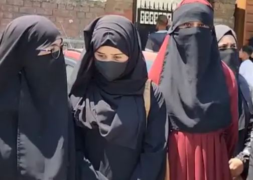अब हिजाब पहनने से कश्मीर में लड़कियों को कौन रोक रहा , खबर पढ़िए