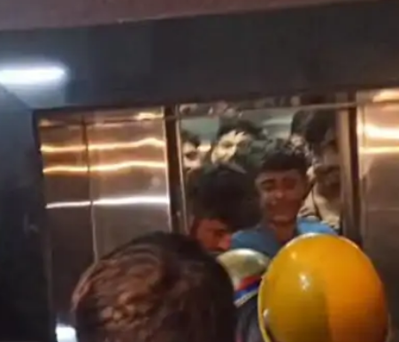 भीषण गर्मी में लिफ्ट में 12 बच्चे फंसे:45 मिनट बाद दमकल कर्मियों ने निकाला