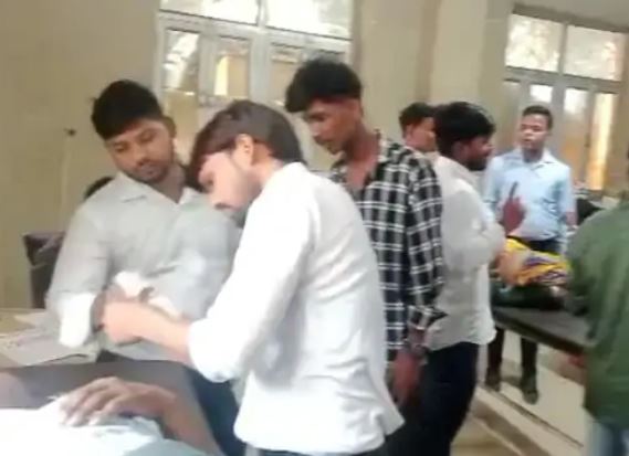 मैनपुरी में पहिया पंचर होने से पलटी पिकअप:13 सवारियां हुईं घायल