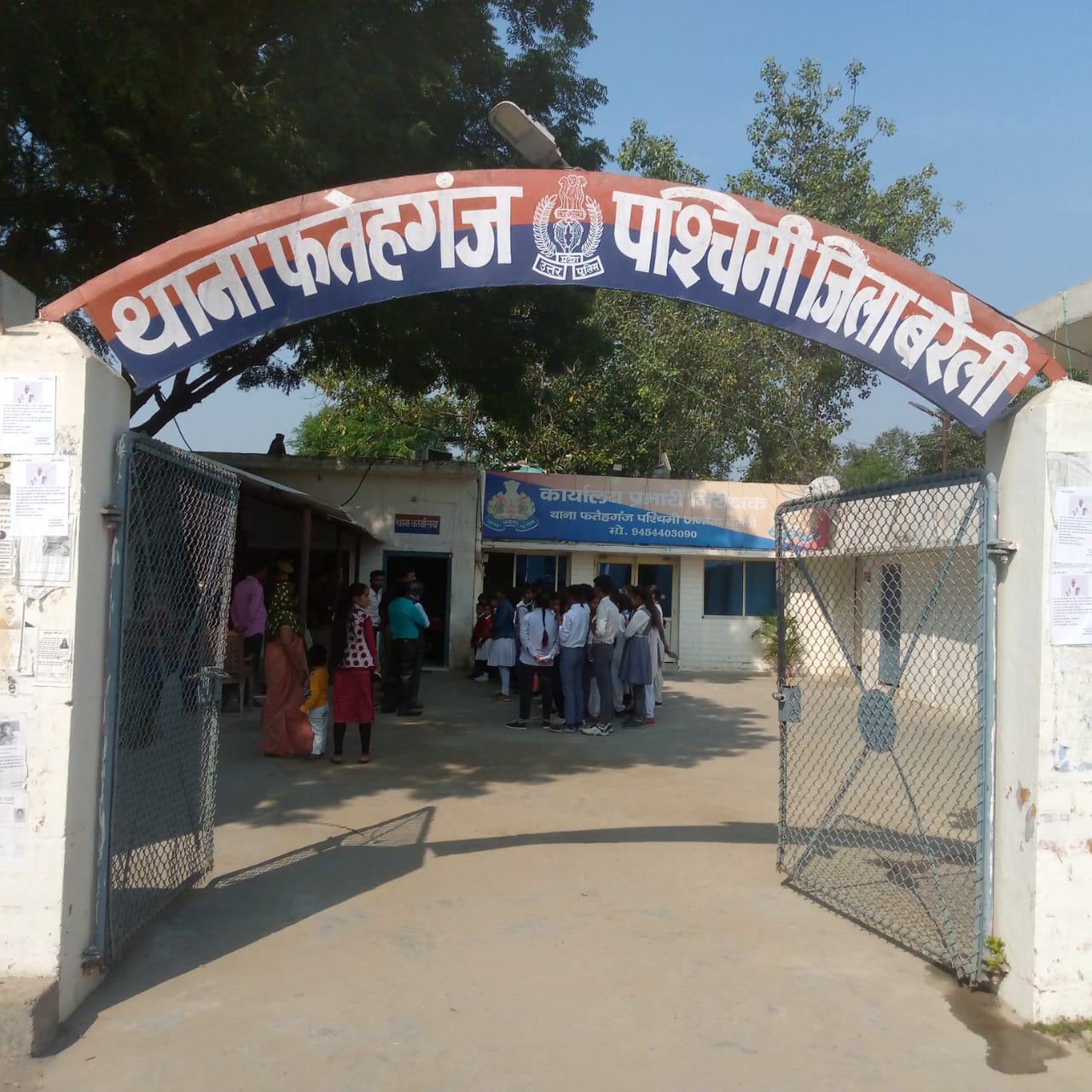 बरेली - फतेहगंज पश्चिमी कस्बे में एसओजी टीम ने स्मैक तस्करों के यहां की छापे मार कार्रवाई।