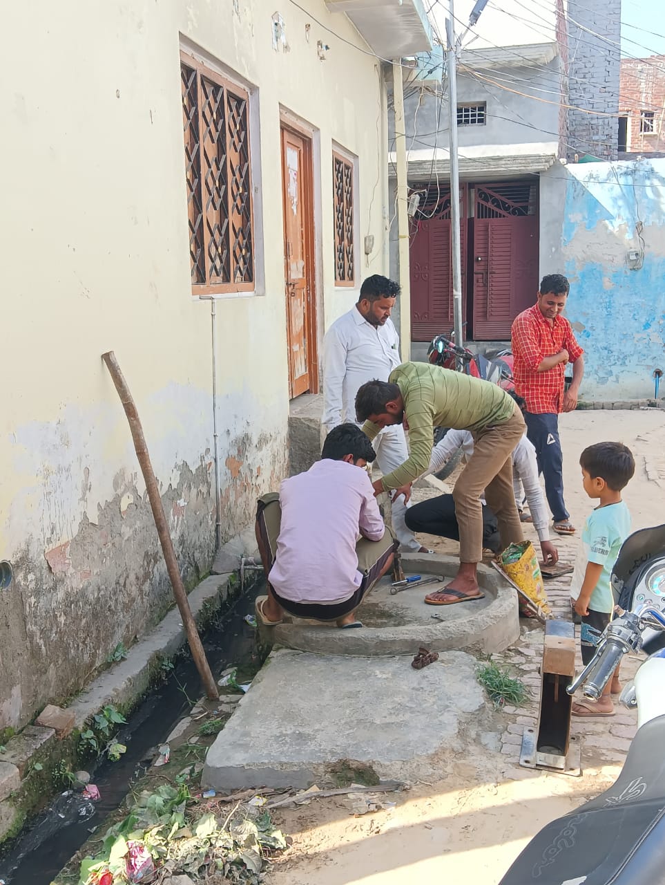 बरेली - आंवला नगर पालिका में पलिका अध्यक्ष का सफाई पर बार आंवला मे थी गंदगी बेशुमार।