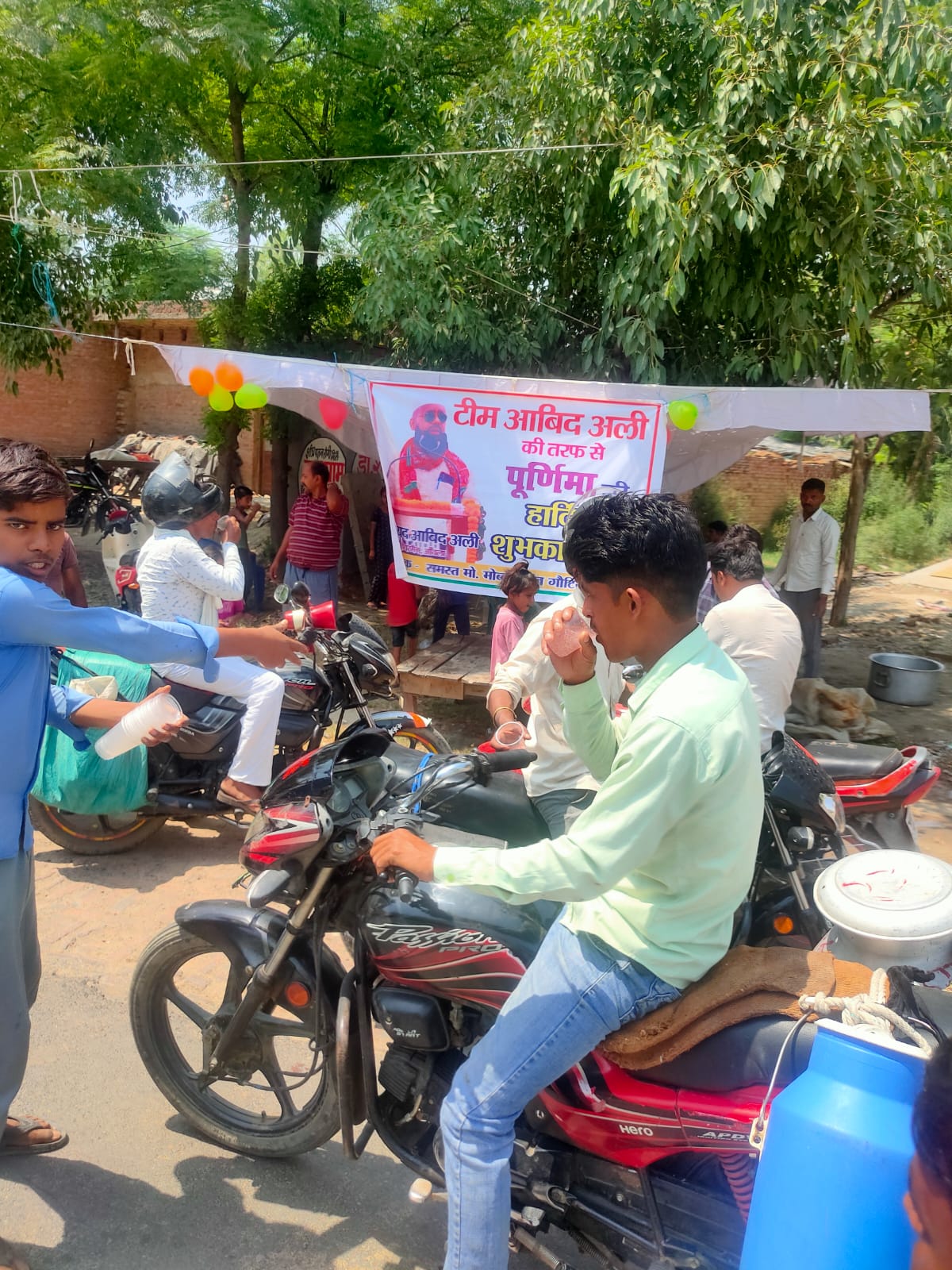बरेली - आंवला नगर के मोहल्ला मोहब्बत गंज गौंटिया में पूर्णिमा पर चैयरमेन सय्यद आबिद अली टीम ने राहगीरों को पिलाया शरबत।
