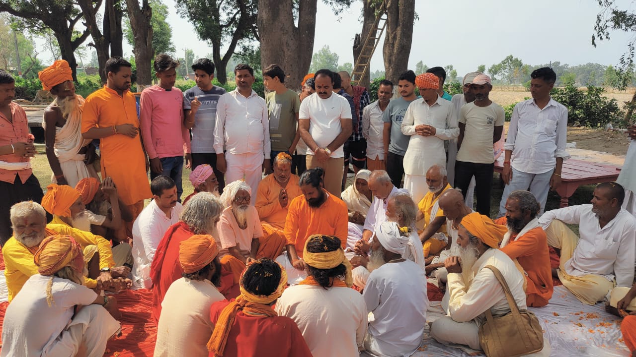 पीलीभीत:बलरामपुर में स्थित शनिधाम मंदिर में हुए साथ दिवसीय श्रीराम महायज्ञ के पश्चात रात्रि में भजन कीर्तन के बाद दूर-दराज से आए सन्त महात्माओं को सोमवार को दक्षिणा देकर विदाई दी गई।