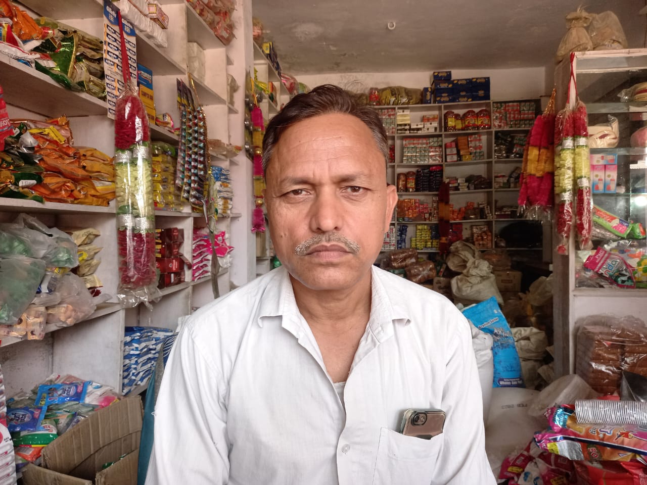 बरेली - फतेहगंज पश्चिमी थाना क्षेत्र में हार बिक्रेता हुआ ठगी का शिकार ठग 20 हजार रुपये के नोट के हार व 20 रुपये वाली नोट की गड्डी लेकर हुए फरार।