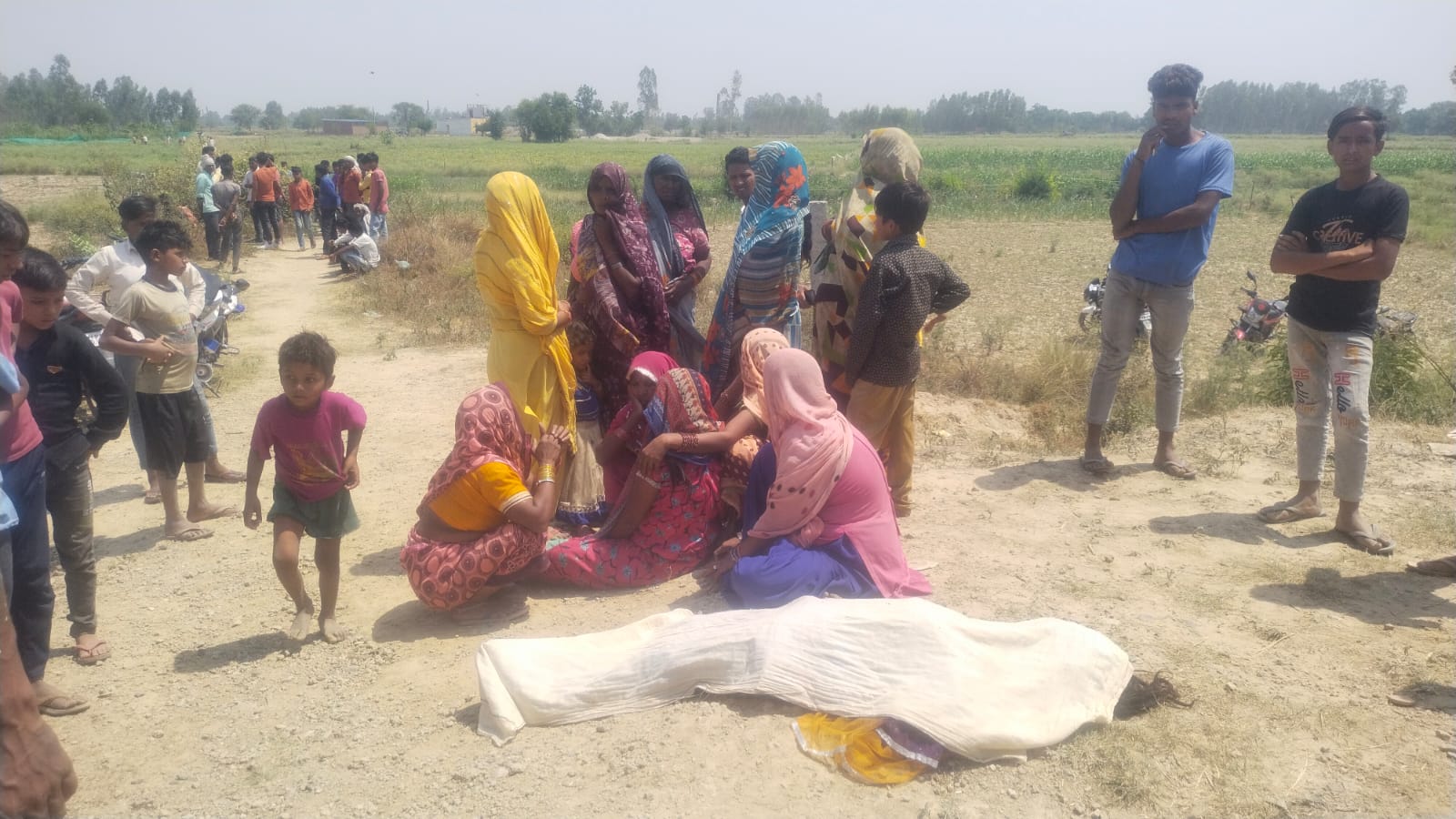 बरेली - जंगल से घास लेने गई किशोरी की ट्रेन की चपेट में आने से मौत मौके पर पहुंची आरपीएफ व थाना पुलिस।