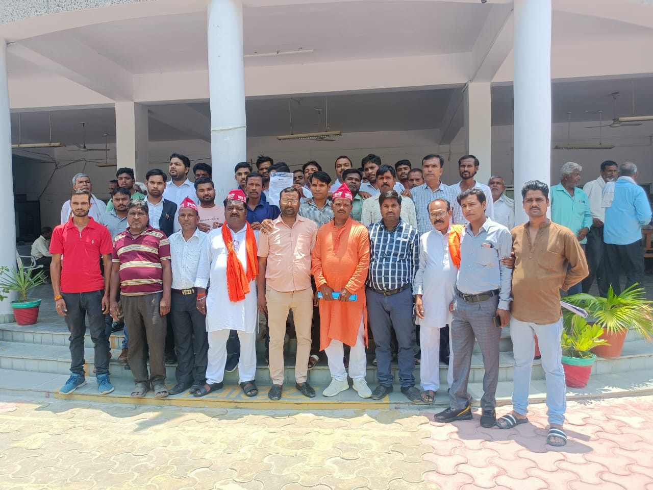 फर्रुखाबाद:कश्यप निषाद समाज की सत्रह उपजातियों के आरक्षण के संबंध में जिलाधिकारी को दिया ज्ञापन
