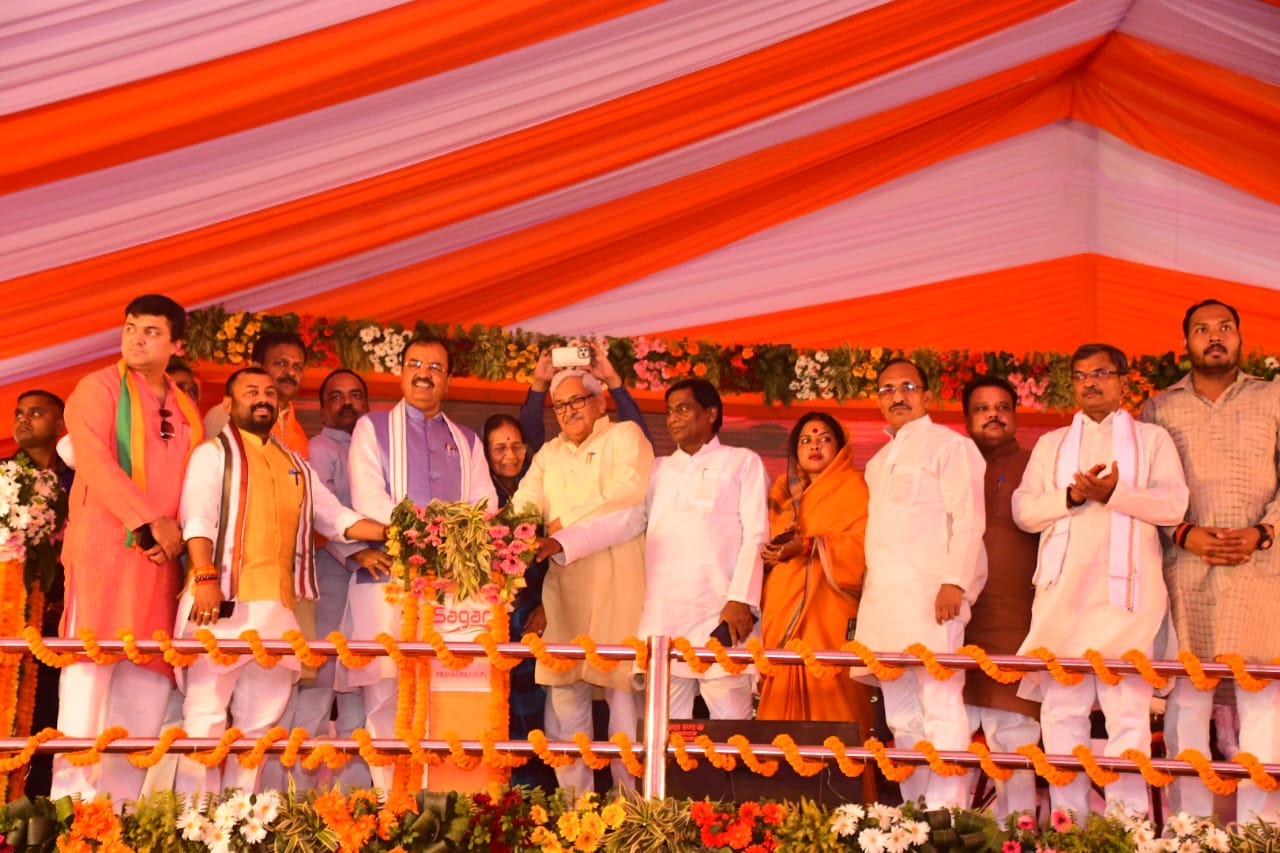 प्रयागराज-  उपमुख्यमंत्री ने ग्राम विकास विभाग कि लगभग 52 करोड़  रुपए की लागत से347 परियोजनाओं का बटन दबाकर किया शिलान्यास