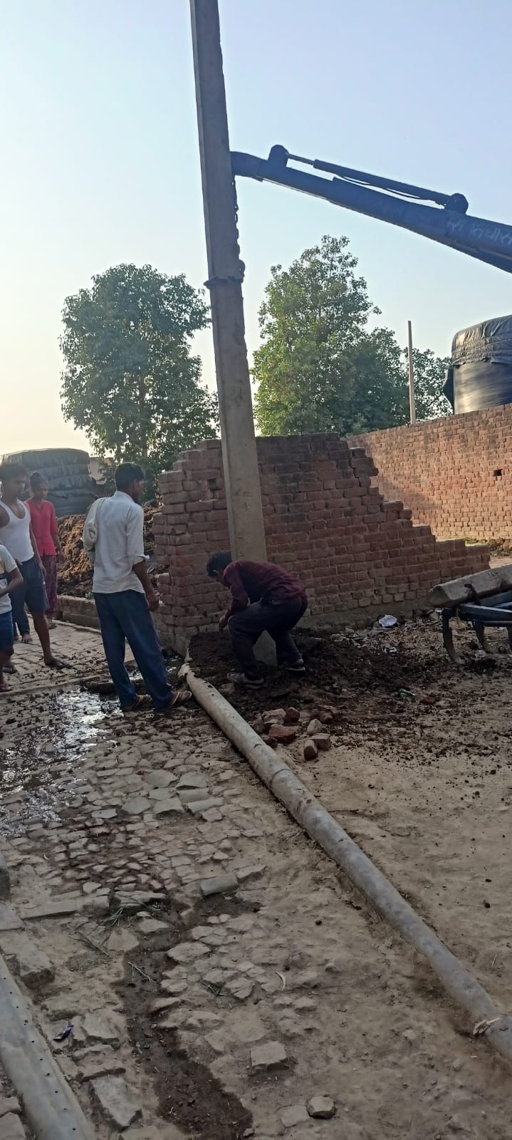 बरेली - चेयरमैन सैयद आबिद अली ने नगर में निरीक्षण कर दिए निर्देश तथा मोहल्ला नगरिया सत्तन में लगवाए गए बिजली के खंभे किया अंधेरा दूर।