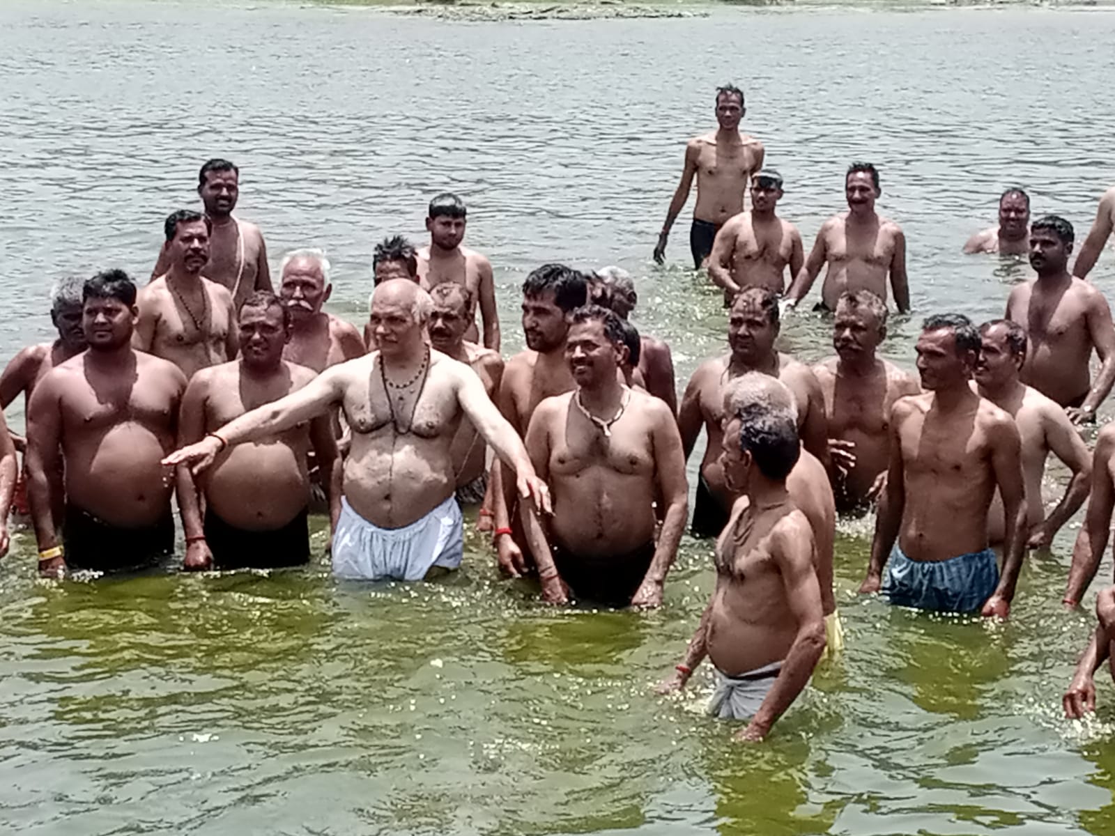 बरेली - कैलाश गिरी राम गंगा घाट पर कैबिनेट मंत्री धर्मपाल सिंह ने समर्थकों के साथ लगाई गंगा में डुबकी।