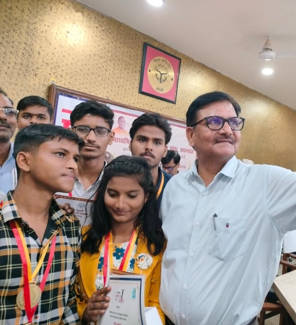 बरेली - डीआरएम इंटर कॉलेज अंजनी के इंटरमीडिएट के दीपक दिवाकर को जिला अधिकारी बरेली शिवाकांत द्विवेदी ने किया सम्मानित।