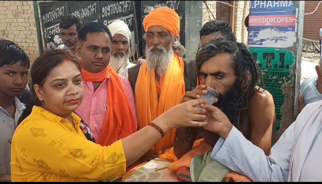 बरेली - भूख हड़ताल के 5 वे दिन महंत योगी विजय देव नाथ महाराज की हालत बिगड़ी तहसीलदार रश्मि कुमारी ने जूस पिलाकर अनिश्चितकालीन भूख हड़ताल कराई खत्म 1 सप्ताह का दिया समय।
