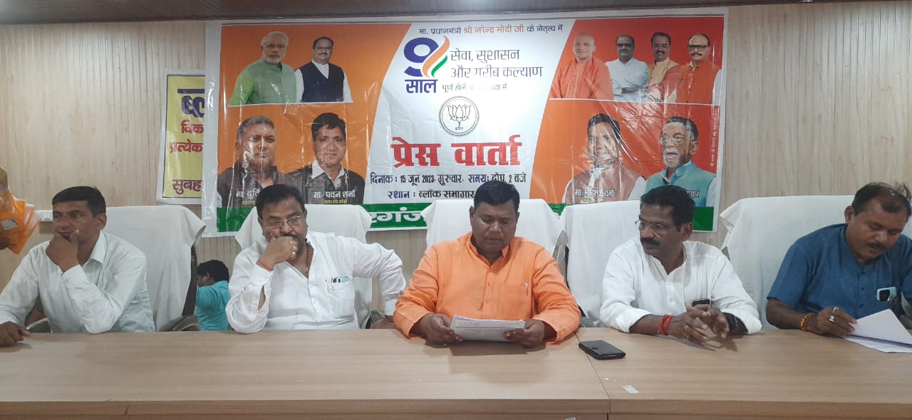 बरेली - मीरगंज विधायक डॉ डीसी वर्मा ने केंद्र में प्रधानमंत्री नरेंद्र मोदी के कार्यकाल के 9 वर्ष पूर्ण होने पर की प्रेस वार्ता।