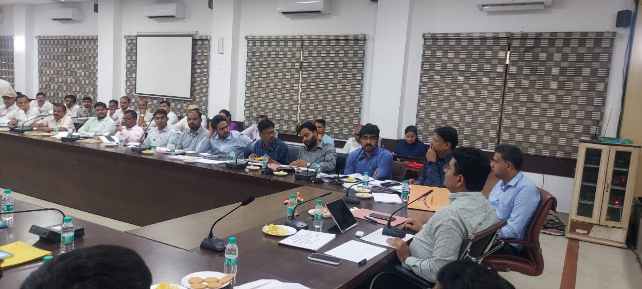 प्रयागराज- जिलाधिकारी की अध्यक्षता में राजस्व कार्यों की मासिक समीक्षा बैठक संपन्न