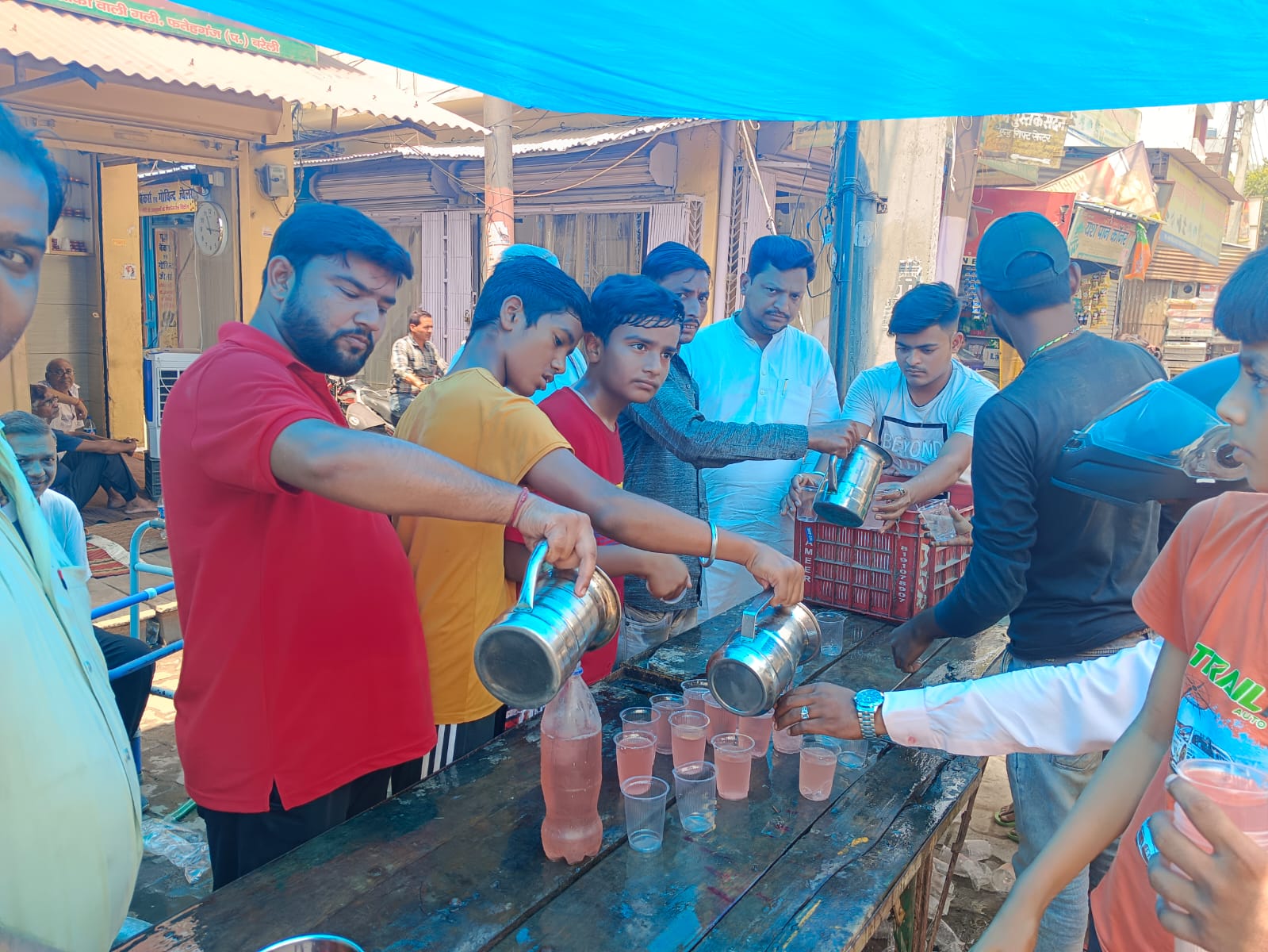 बरेली - कस्बा फतेहगंज पश्चिमी में भीषण गर्मी को देखते हुए समाजसेवी ने बंटवाया शरबत।