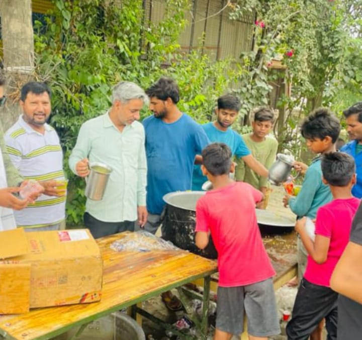 बरेली - भीषण गर्मी को देखते हुए पश्चिमी उत्तर प्रदेश उद्योग व्यापार मंडल के पदाधिकारियों ने बंटवाया शरबत।