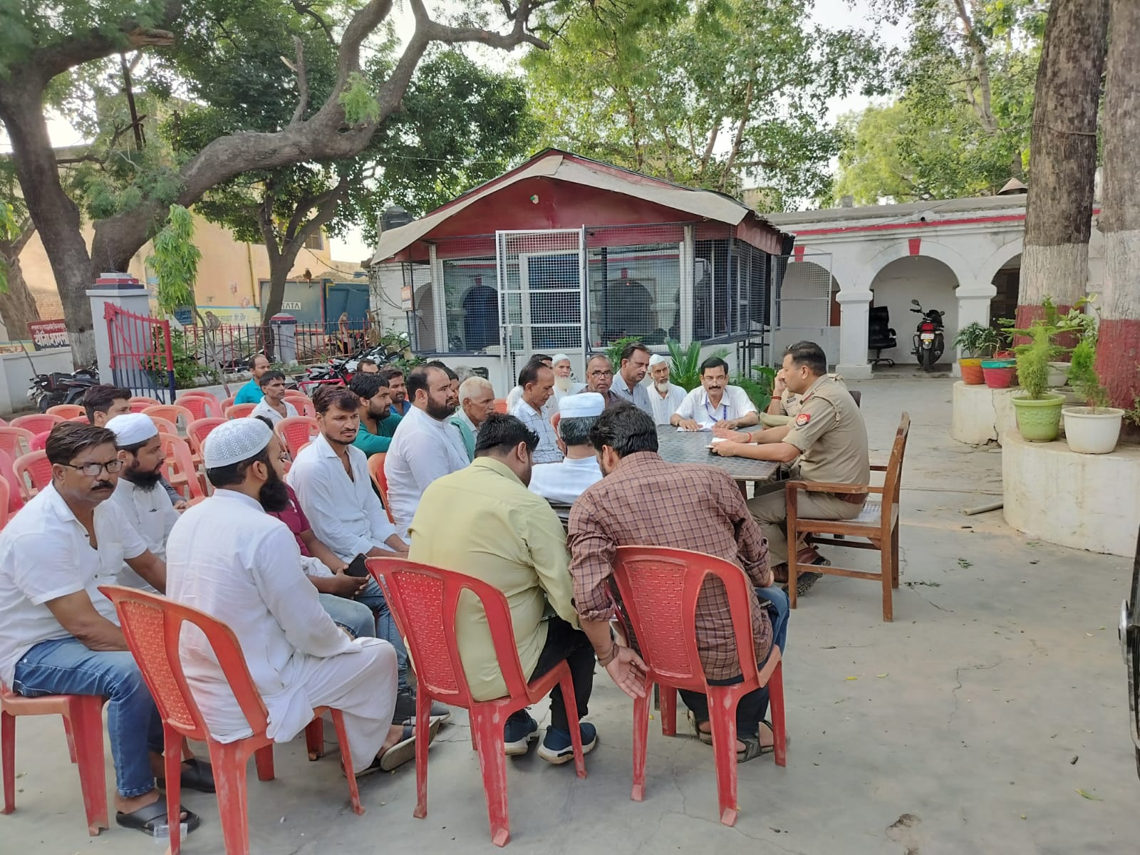 फर्रुखाबाद:- जिले में शांति व्यवस्था बनाये रखने को पुलिस अधीक्षक के निर्देशन में आयोजित की गई पीस कमेटी मीटिंग ।