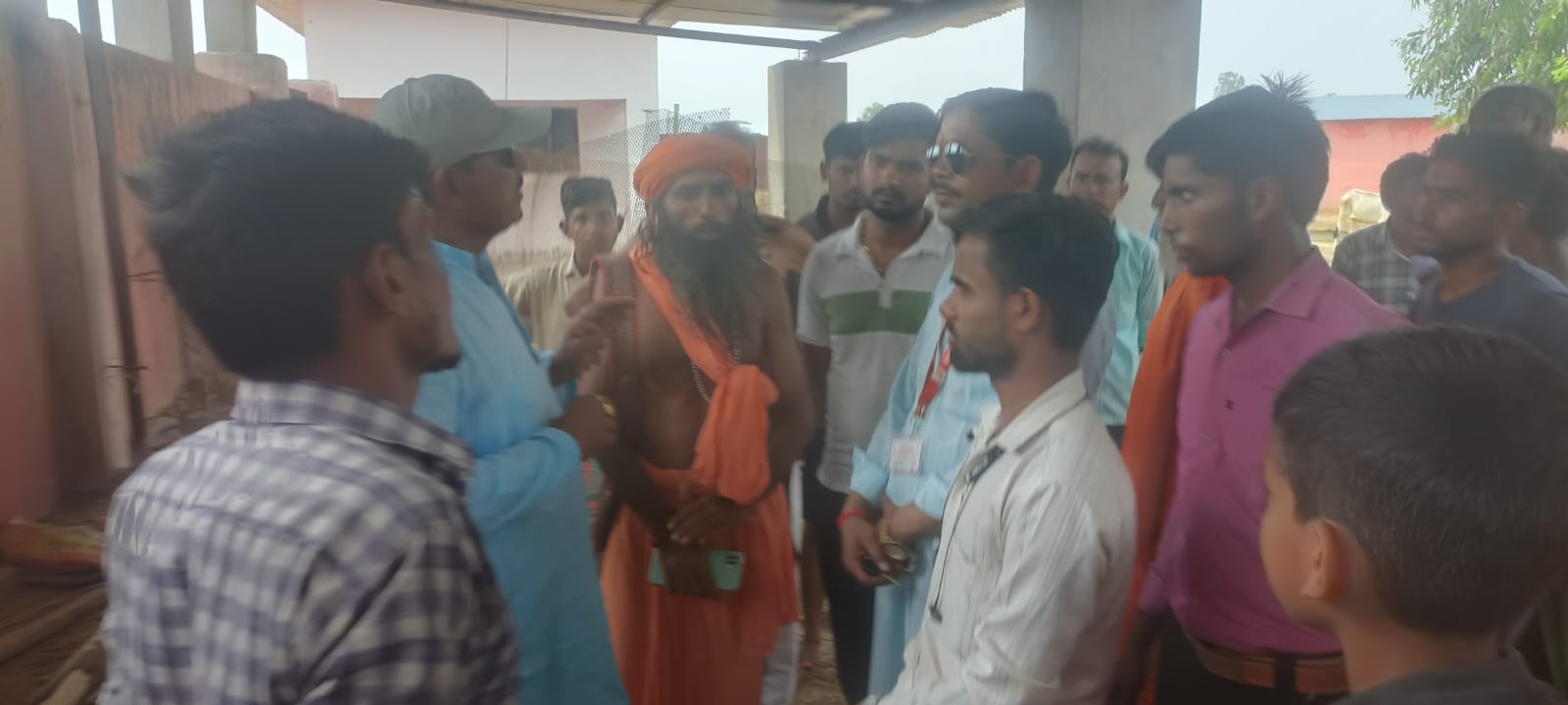 बरेली - योगी कल्याण समिति के संरक्षक एवं संस्थापक महंत योगी विजय देव नाथ महाराज फोन पर सूचना मिलते ही पहुंचे राजपुर कला गौशाला।