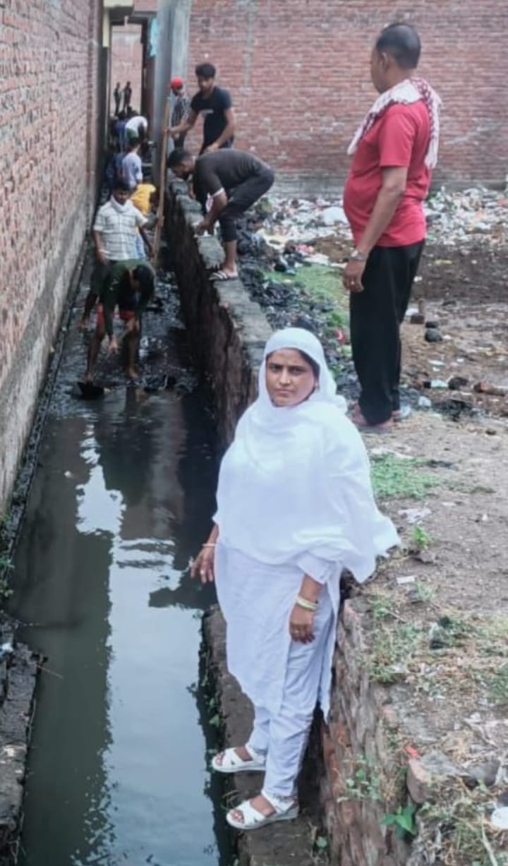 बरेली - फतेहगंज पश्चिमी चेयरमैन इमराना बेगम ने खुद ही खड़े होकर कराई नालो की सफाई।