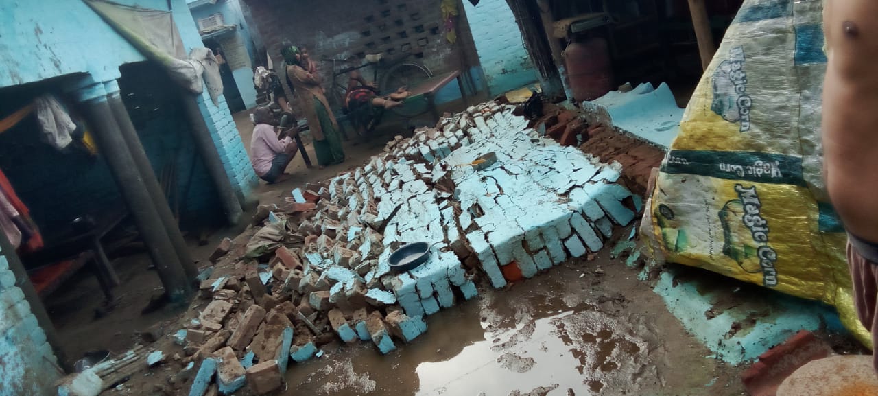 पीलीभीत:खाना बनाने के लिए सिलबट्टे पर हल्दी मिर्च पीसते समय गर्भवती महिला के ऊपर दीवार गिरने से गम्भीर रूप से घायल हो गई। घायल महिला को निजी अस्पताल में भर्ती कराया गया है।