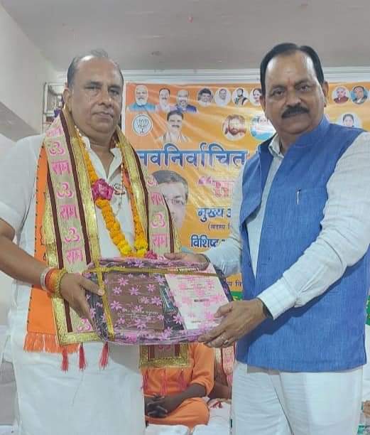 पीलीभीत :एमएलसी द्वारा आयोजित सम्मान समारोह में चेयरमैन शैलेन्द्र के साथ सभी सभासद हुए सम्मानित